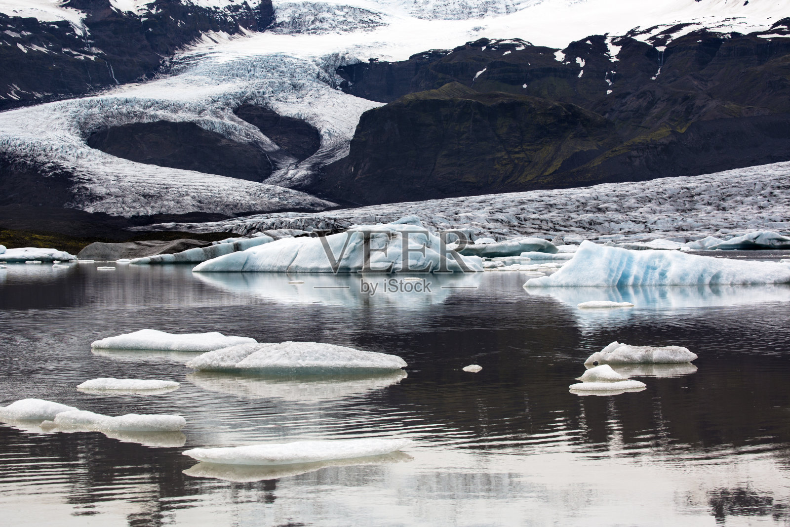 冰川从山上向下流入海洋照片摄影图片