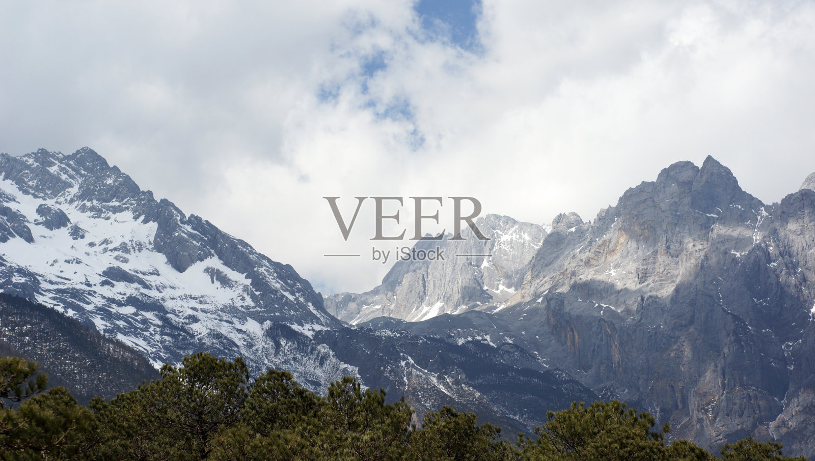 雪山与阴天照片摄影图片