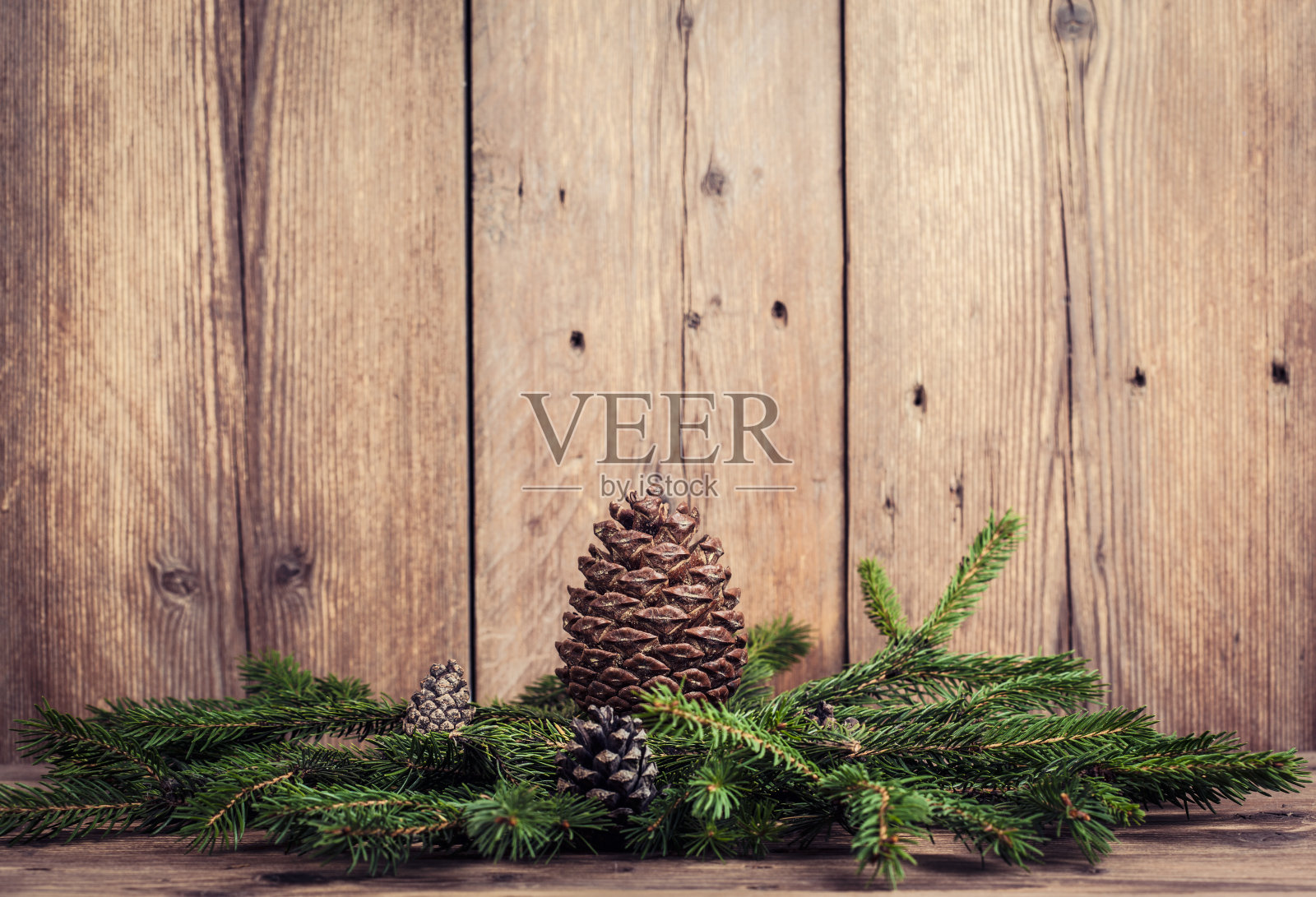 木质背景上有突起的圣诞树树枝照片摄影图片