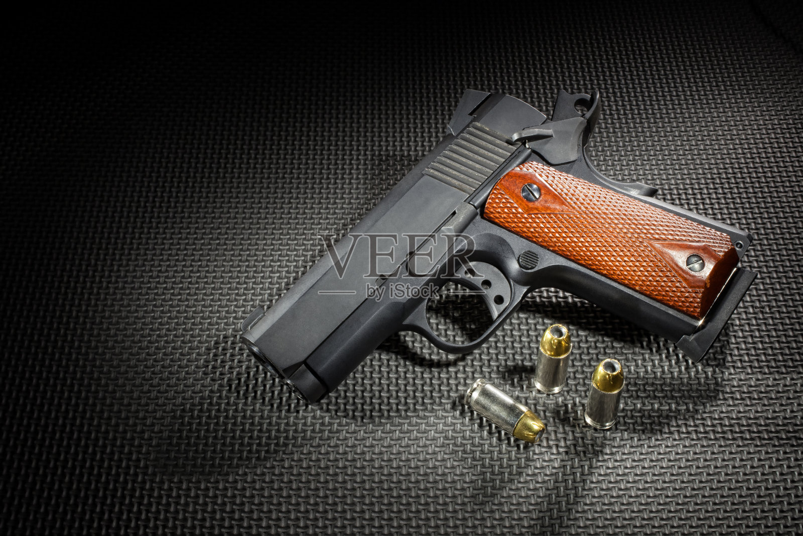 聚光灯下的手枪照片摄影图片