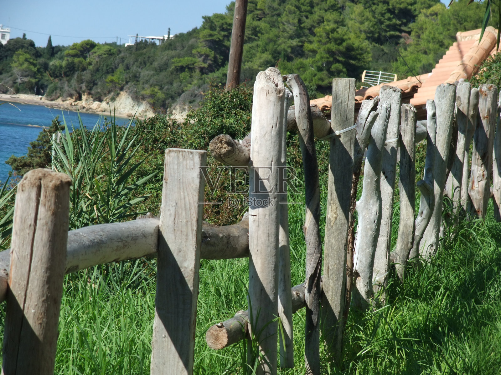 海滩上的木栅栏特写镜头照片摄影图片