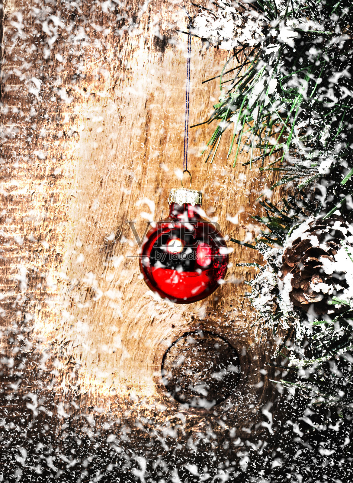 复古圣诞装饰在垃圾背景与雪。W照片摄影图片