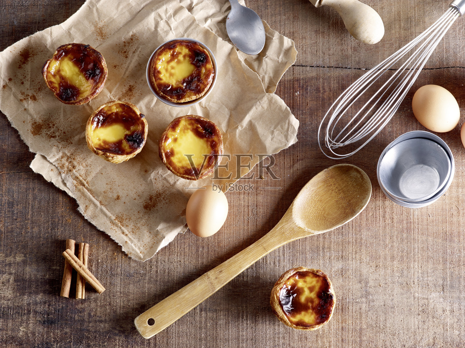 俯视葡萄牙蛋挞和配料照片摄影图片