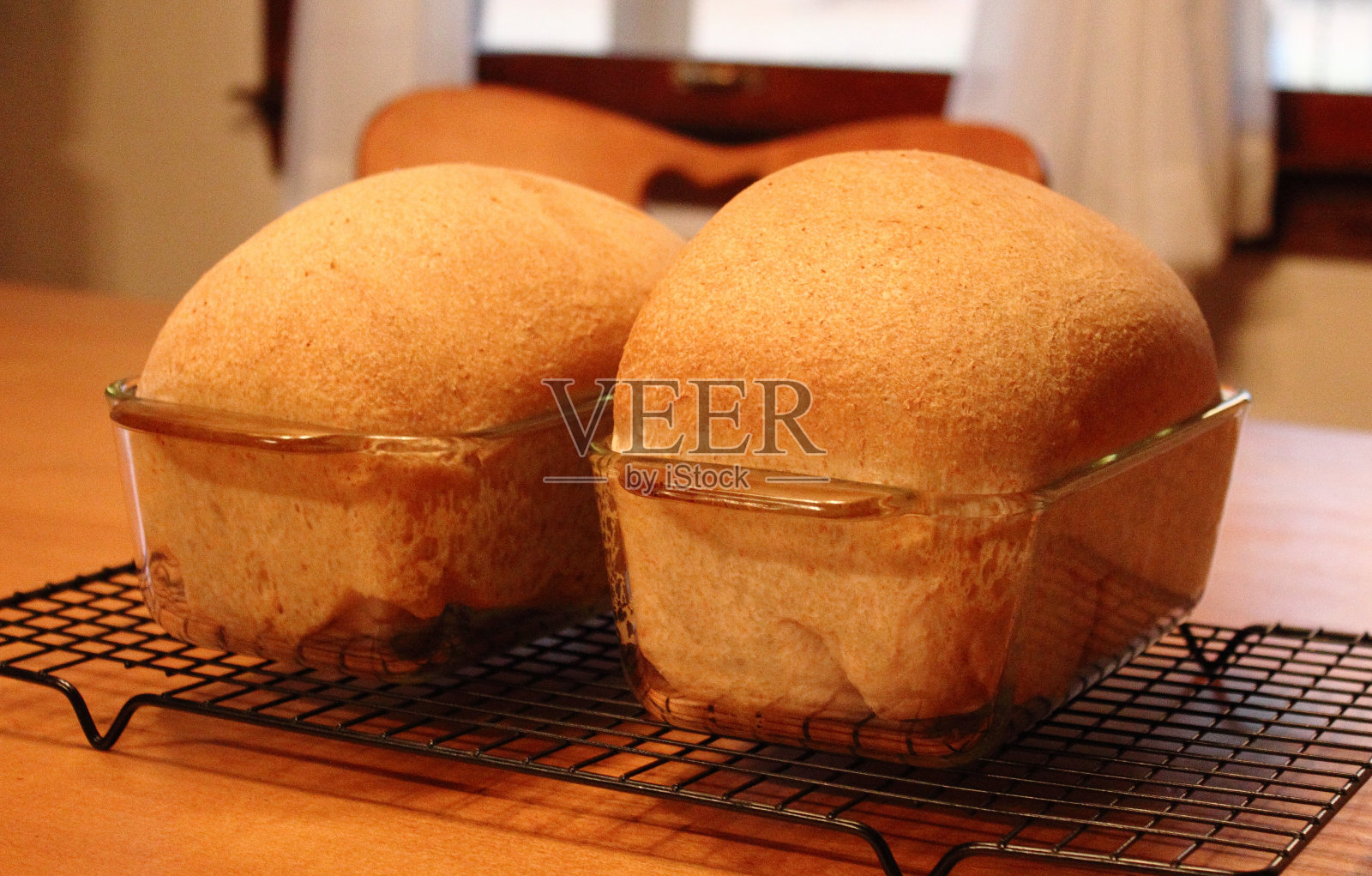 新鲜出炉的小麦面包照片摄影图片