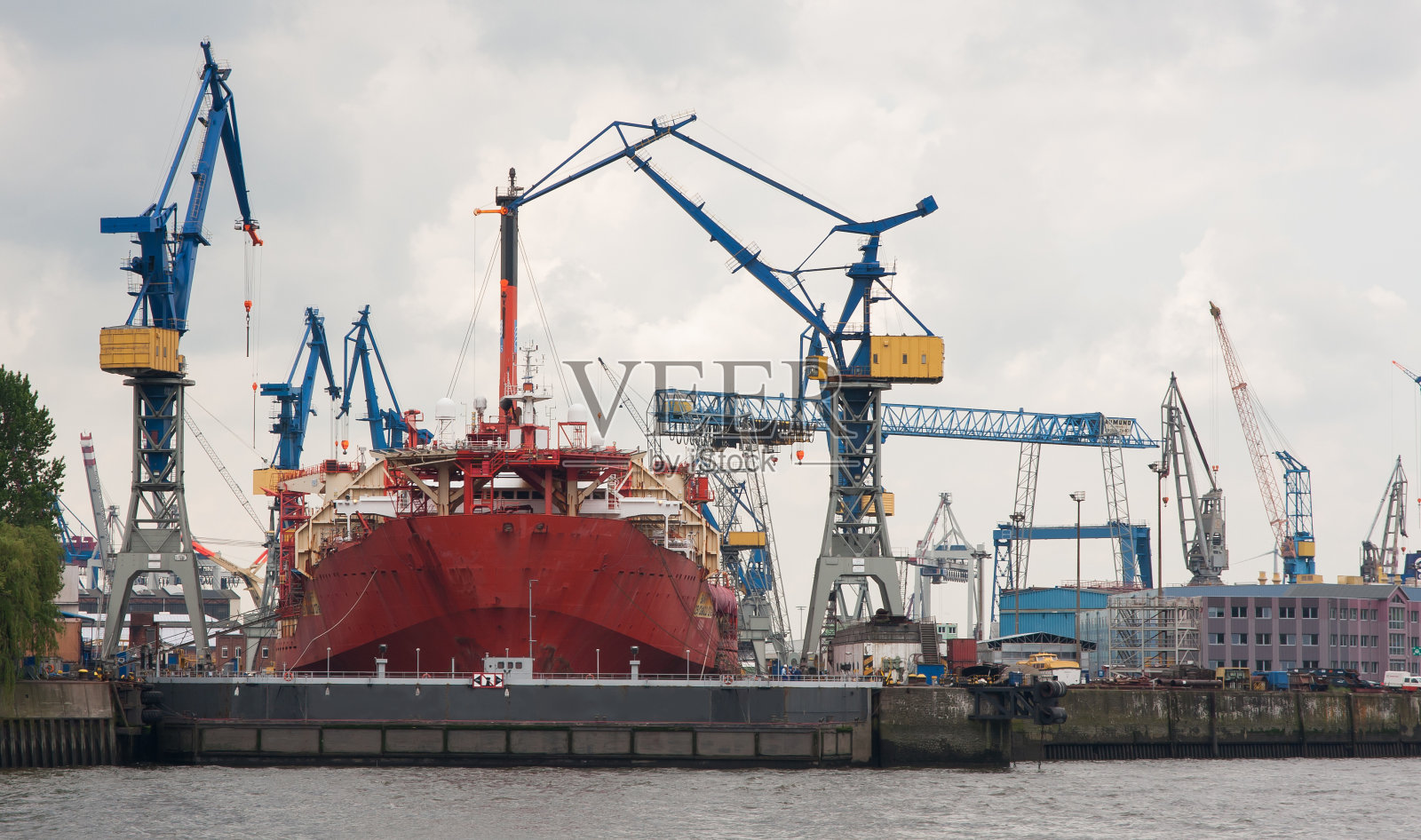 大型造船码头照片摄影图片