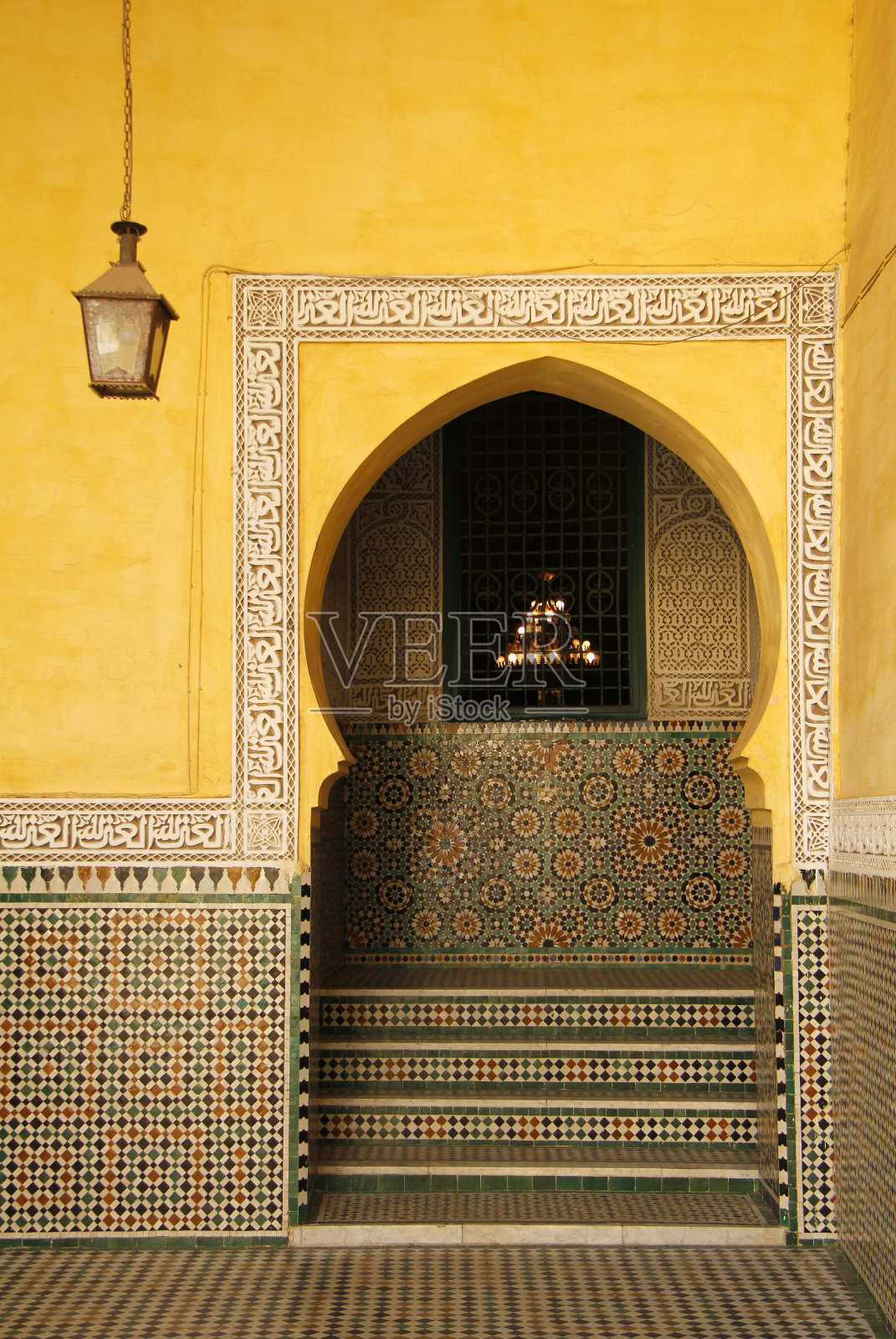 阿拉伯式拱门和墙壁瓷砖-梅克内斯，摩洛哥。照片摄影图片