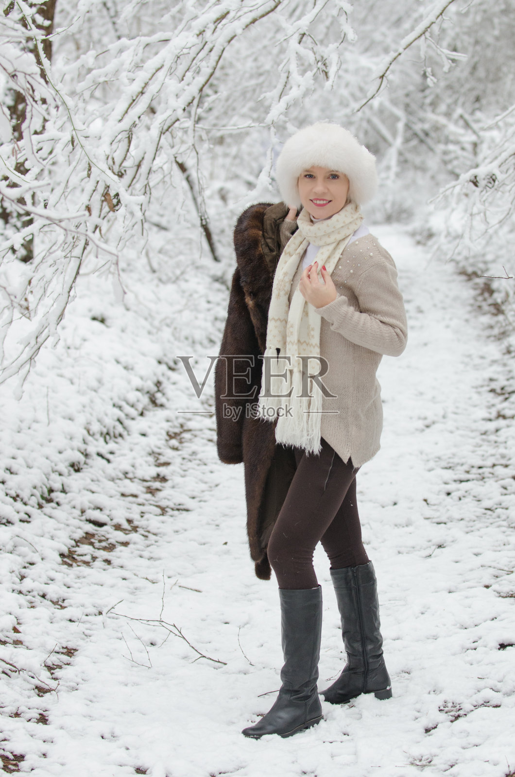 冬天里的年轻女子照片摄影图片