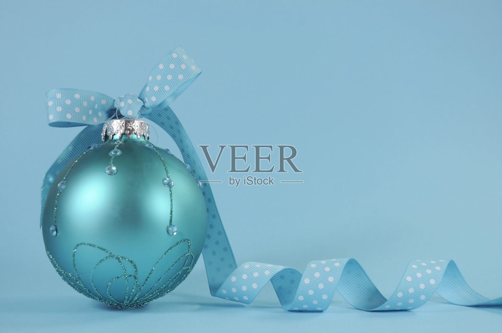水蓝色的圣诞装饰物与圆点丝带照片摄影图片