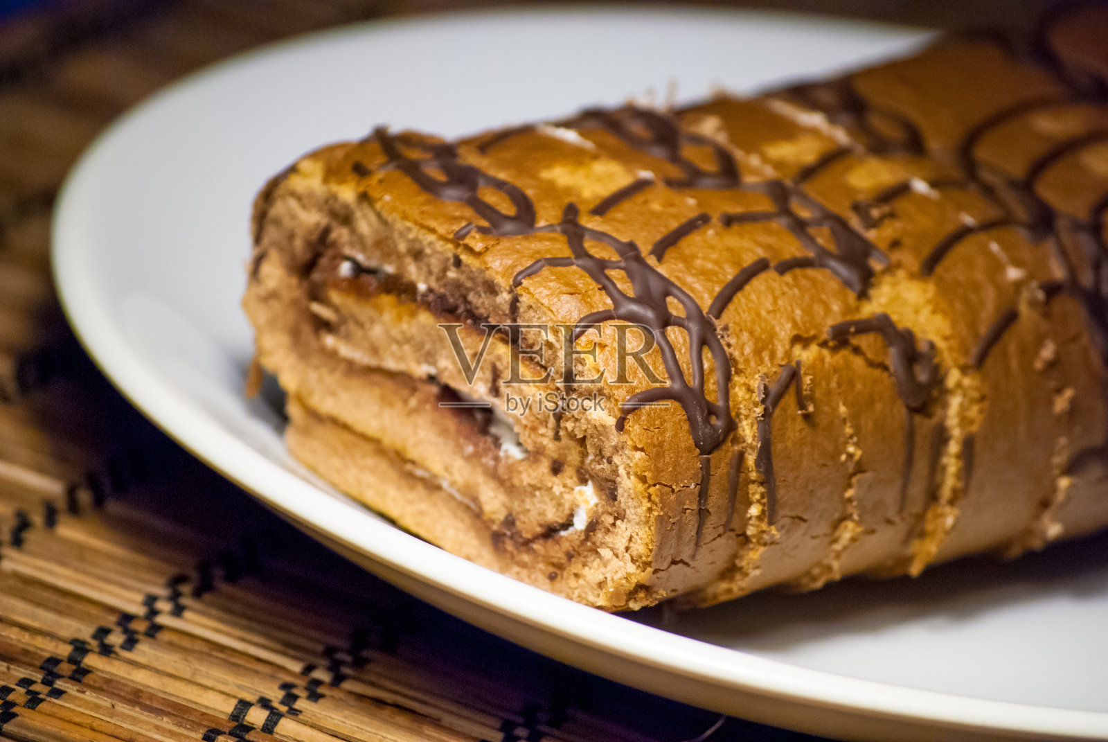 盘上的浆果卷片和麦片照片摄影图片