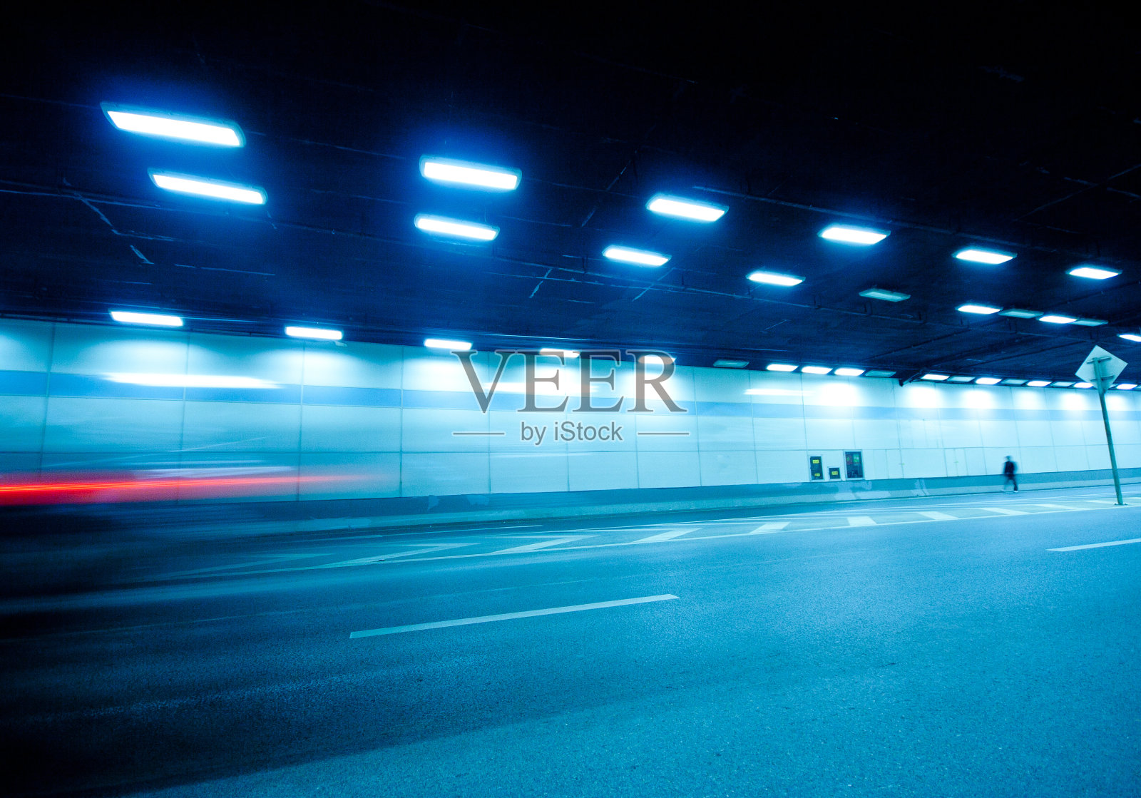 摘要汽车在隧道中的行驶轨迹照片摄影图片