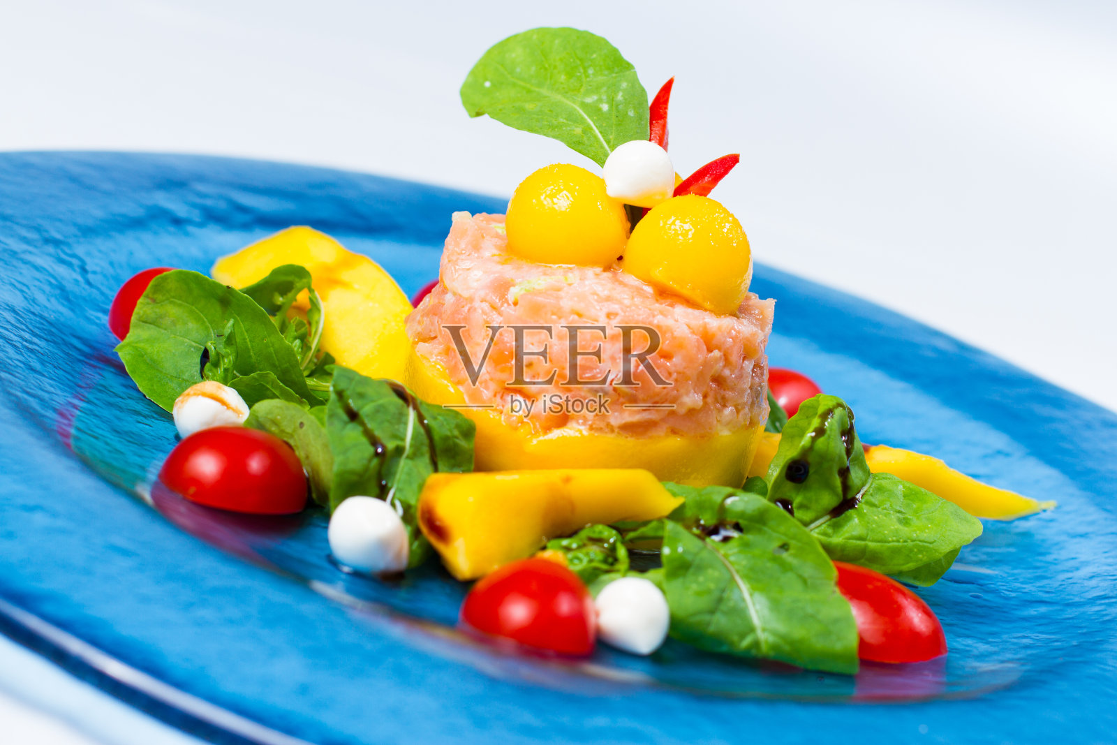 三文鱼配酸奶和柠檬照片摄影图片