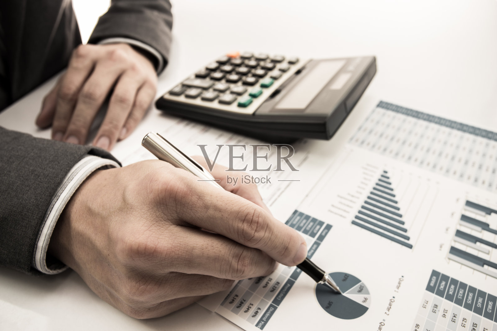 手指着商业报告中的饼状图照片摄影图片