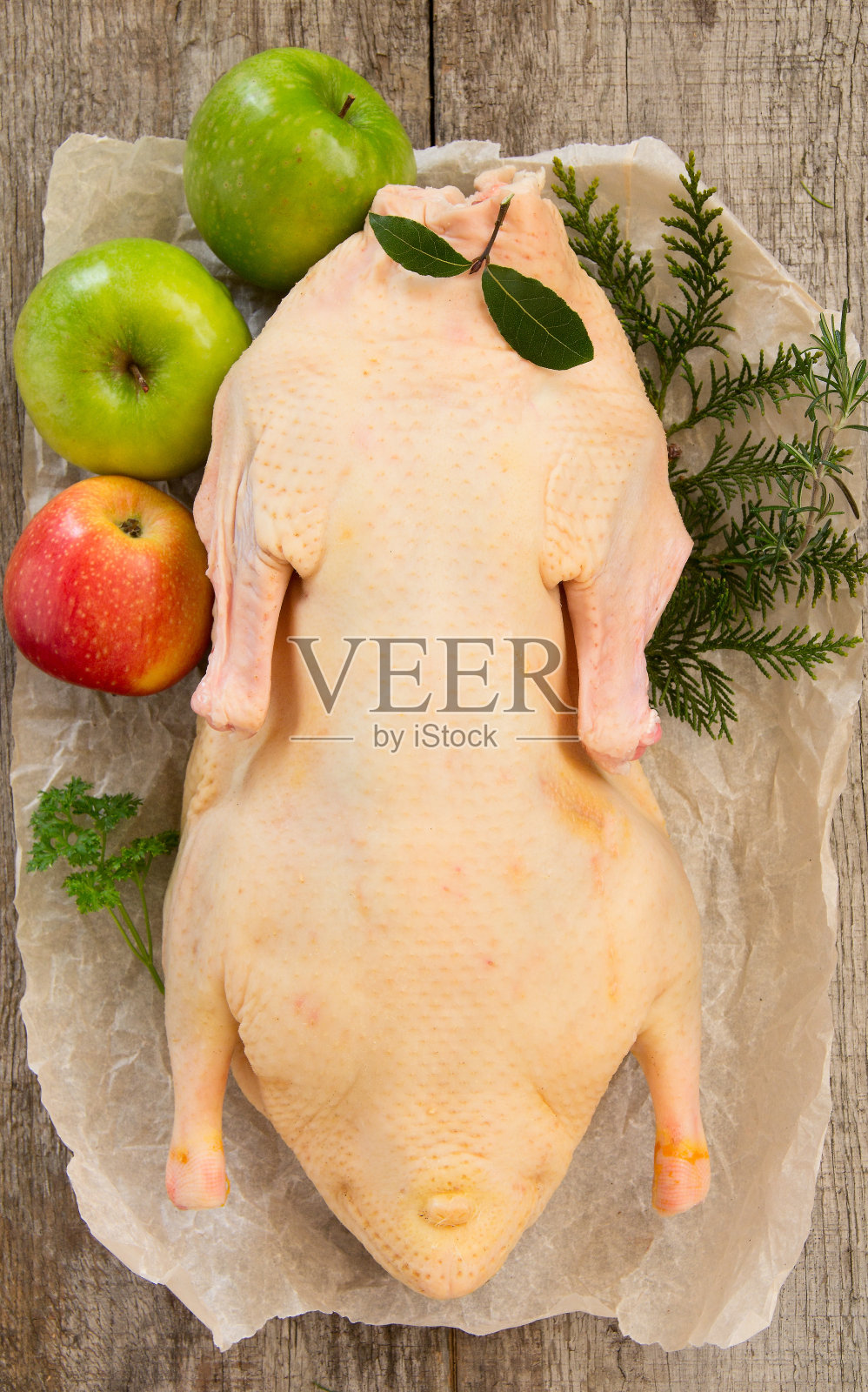 准备烘烤的生鸭胴体。照片摄影图片