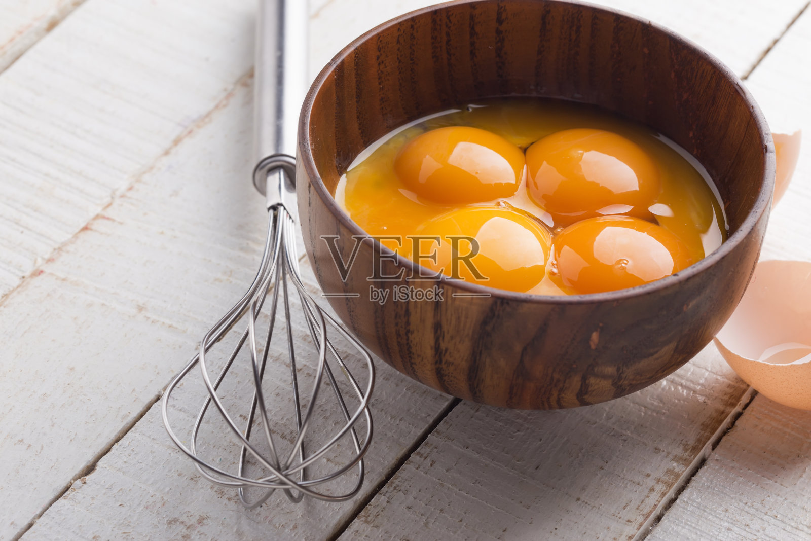 鸡蛋放在碗里，木色背景照片摄影图片