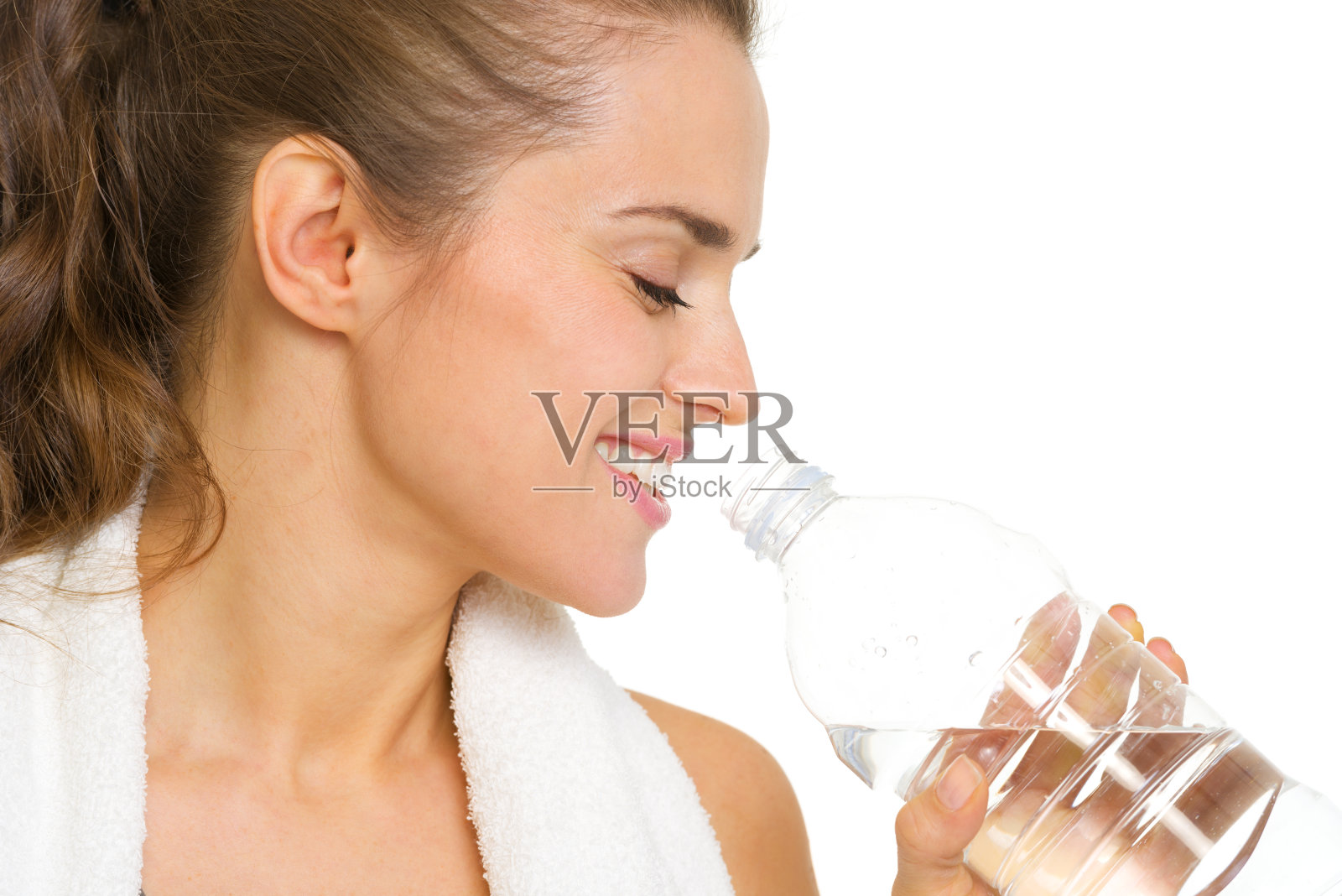 快乐的年轻女子喝水的肖像照片摄影图片