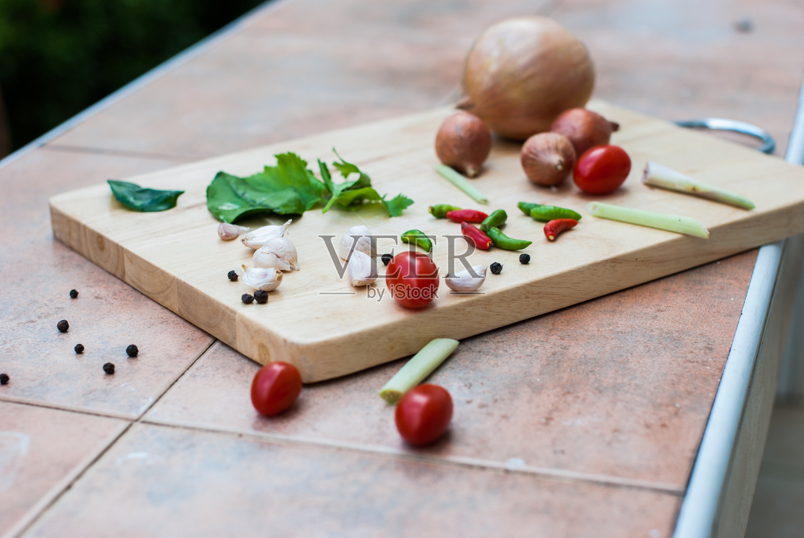 新鲜香草，香料，大蒜，西红柿和洋葱照片摄影图片
