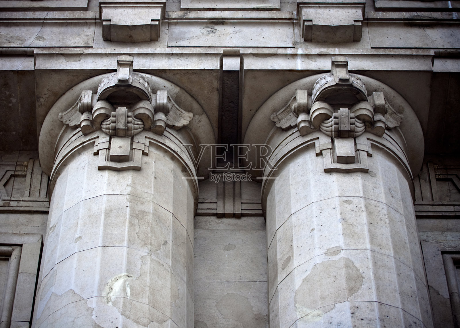 意大利米兰中央火车站的柱子照片摄影图片