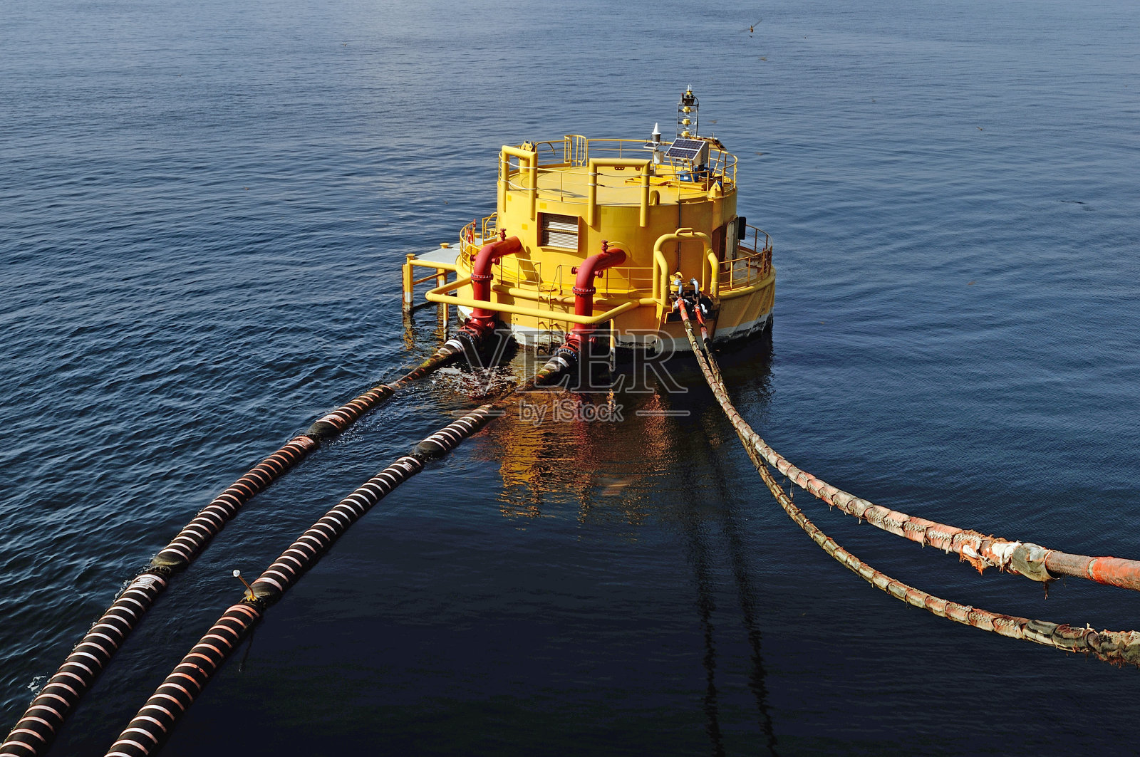 补给船与钻井平台一起作业。照片摄影图片