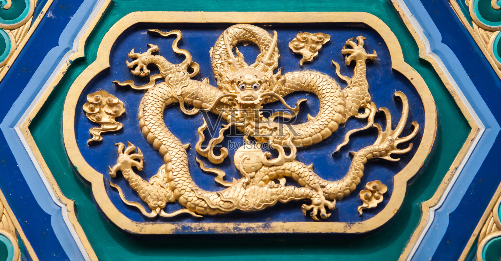 墙上龙雕塑照片摄影图片