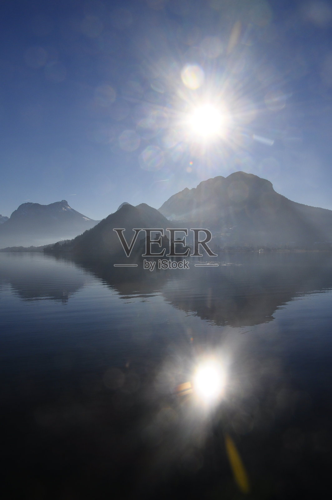 安纳西湖和太阳耀斑照片摄影图片