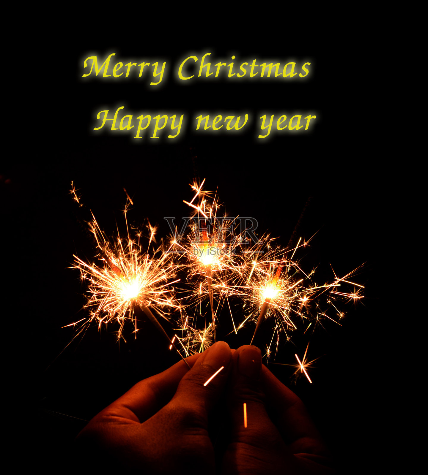 圣诞和新年派对上的黑色烟火照片摄影图片