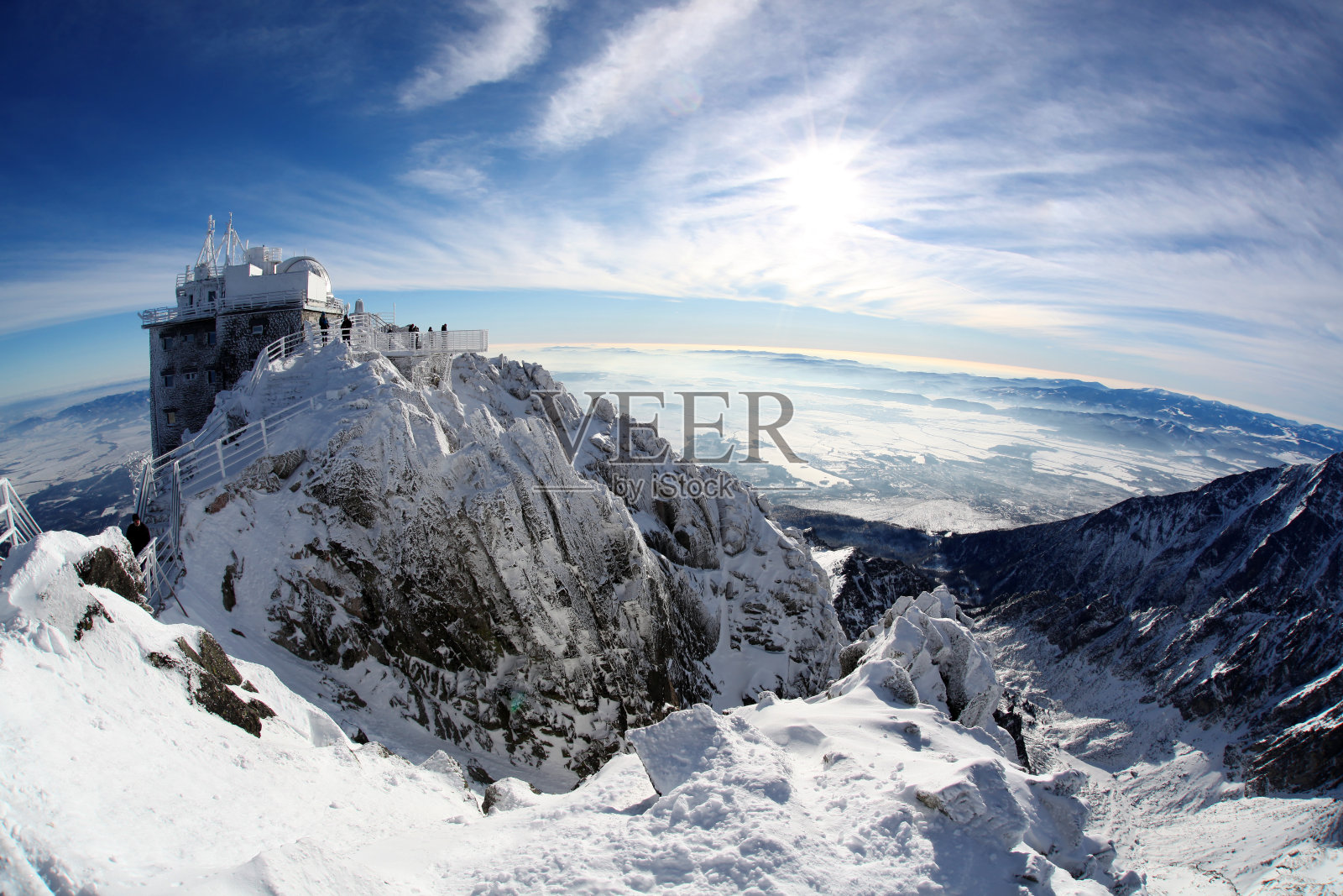 在晴朗的日子里，斯洛伐克的Lomnicky stit，高山覆盖着白雪照片摄影图片