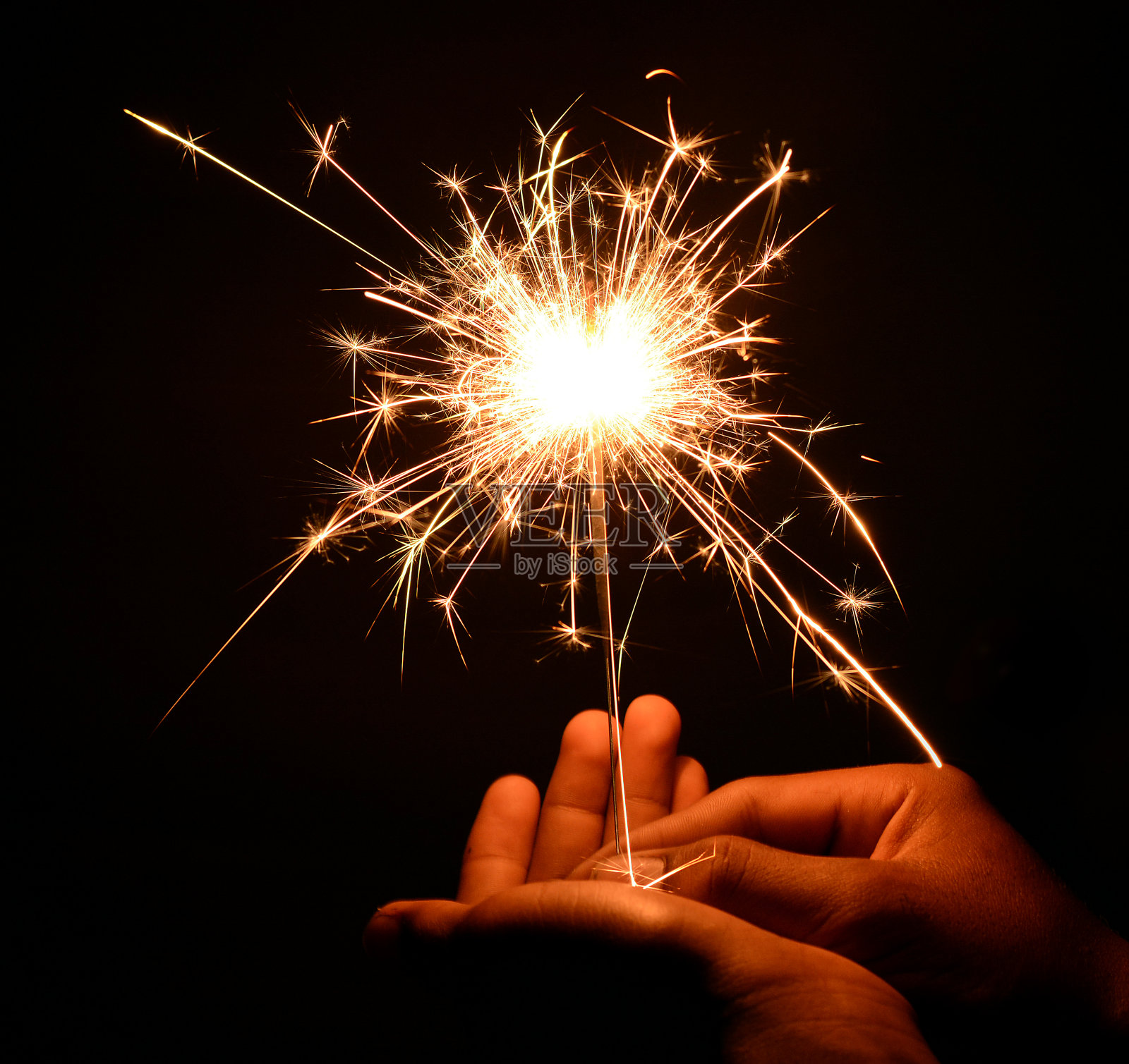 圣诞和新年派对上的黑色烟火照片摄影图片