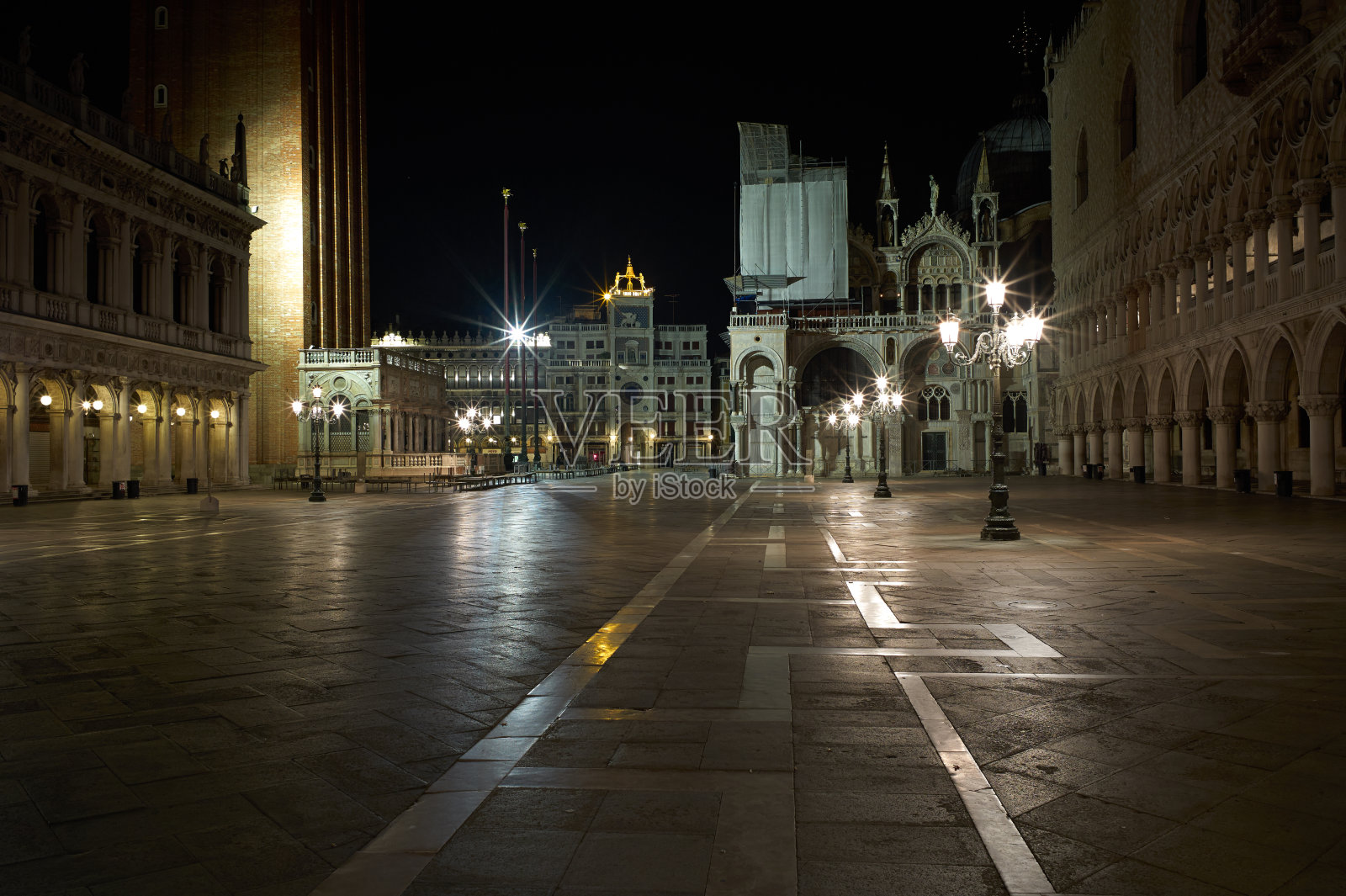 威尼斯之光长时间暴露在夜晚。照片摄影图片
