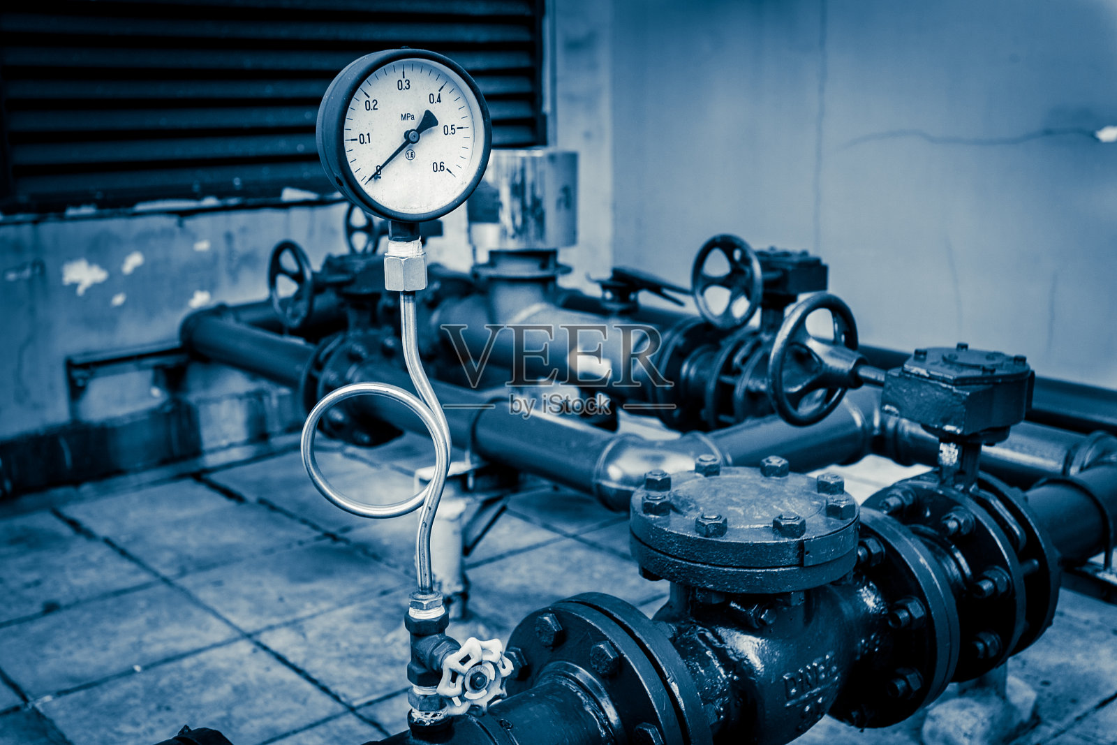 管道和压力表照片摄影图片