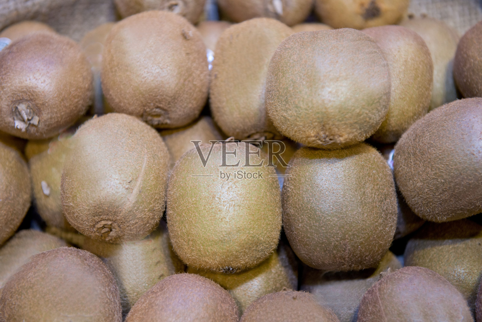 新鲜的猕猴桃篮子在市场出售照片摄影图片