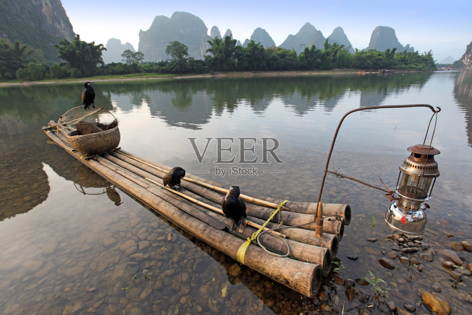 船上有鸬鹚，是中国传统的捕鱼方式照片摄影图片