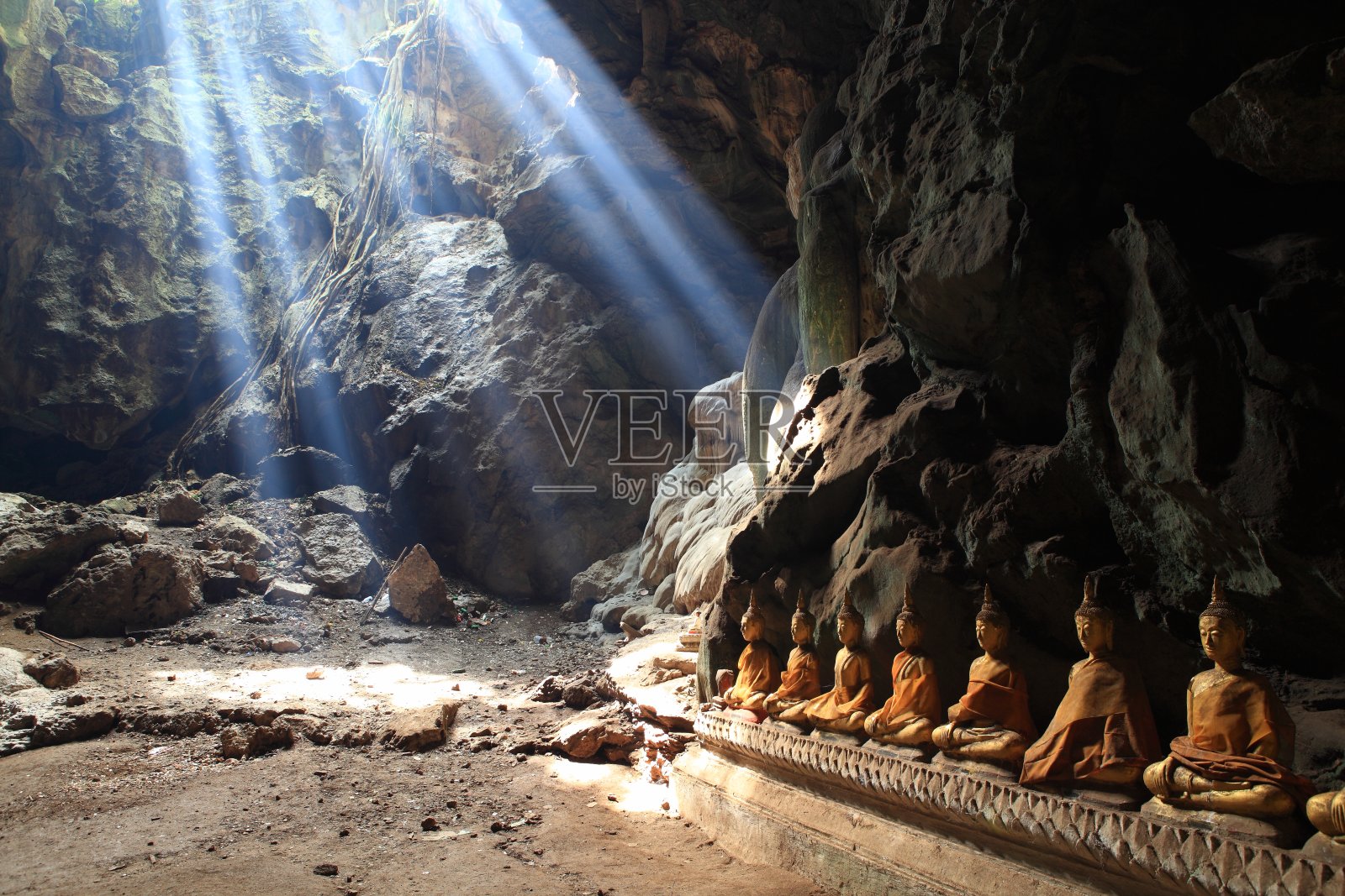 阳光在山洞里照片摄影图片