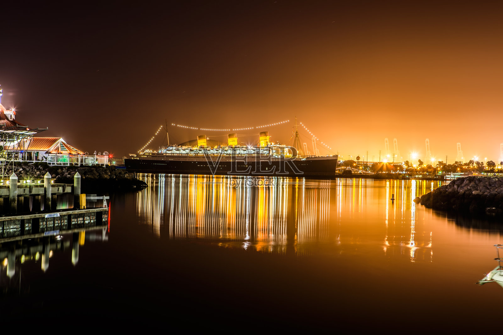 晚上的船。照片摄影图片