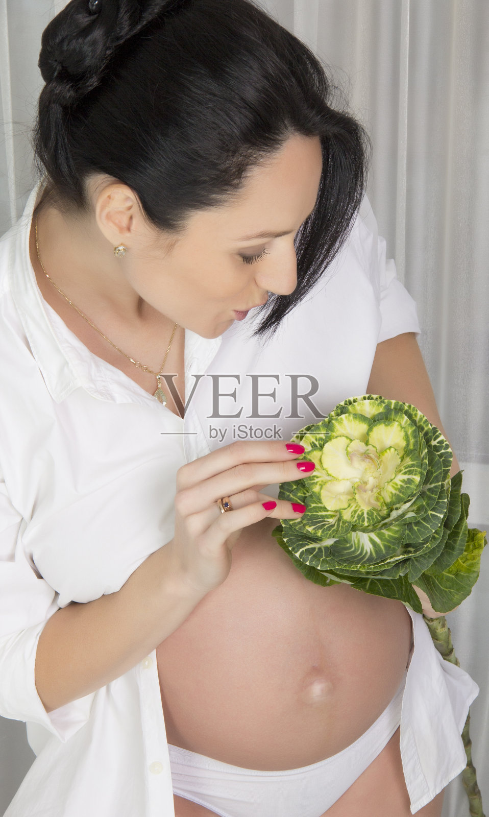 孕妇吃卷心菜照片摄影图片