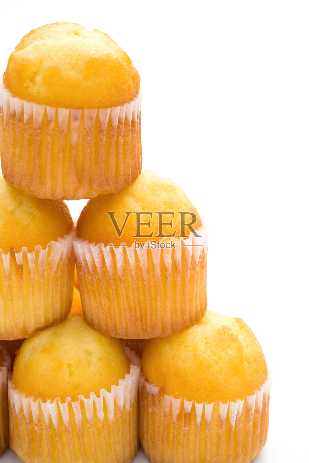 纸杯蛋糕堆在白色的复制空间，垂直照片摄影图片