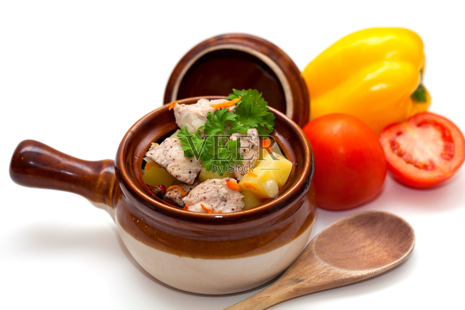 鸡在锅和蔬菜孤立在白色照片摄影图片