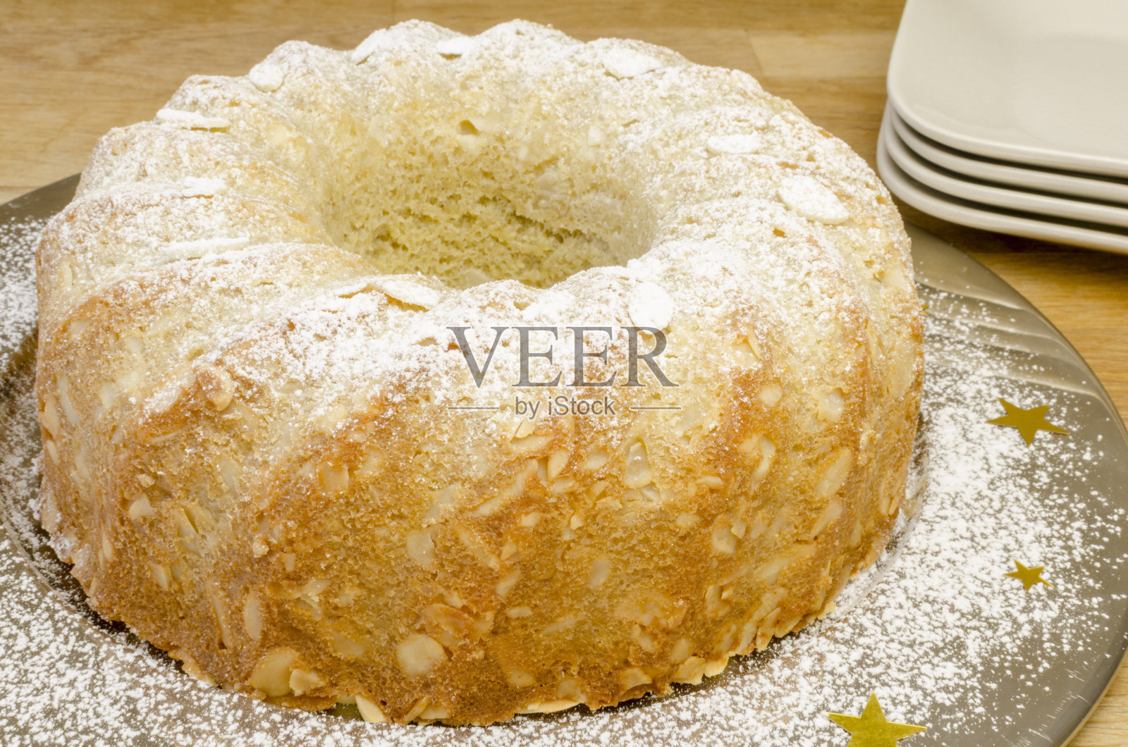 杏仁黄油蛋糕(见下面的食谱)。照片摄影图片