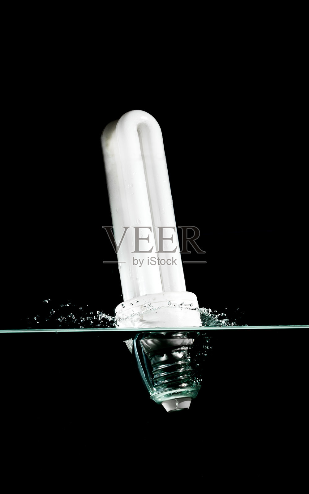 灯泡掉进水里照片摄影图片