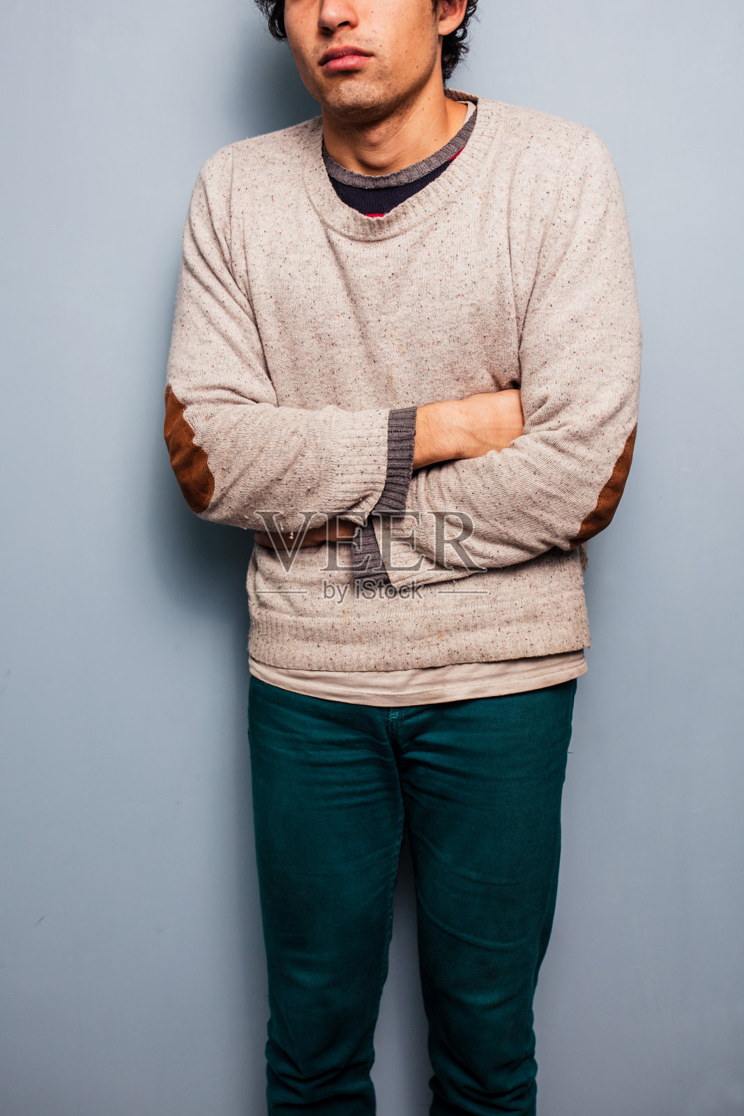 悲伤而冷酷的年轻人照片摄影图片