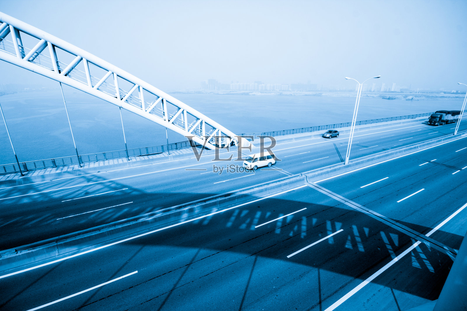 一个城市的公路和现代桥梁，蓝色调照片摄影图片