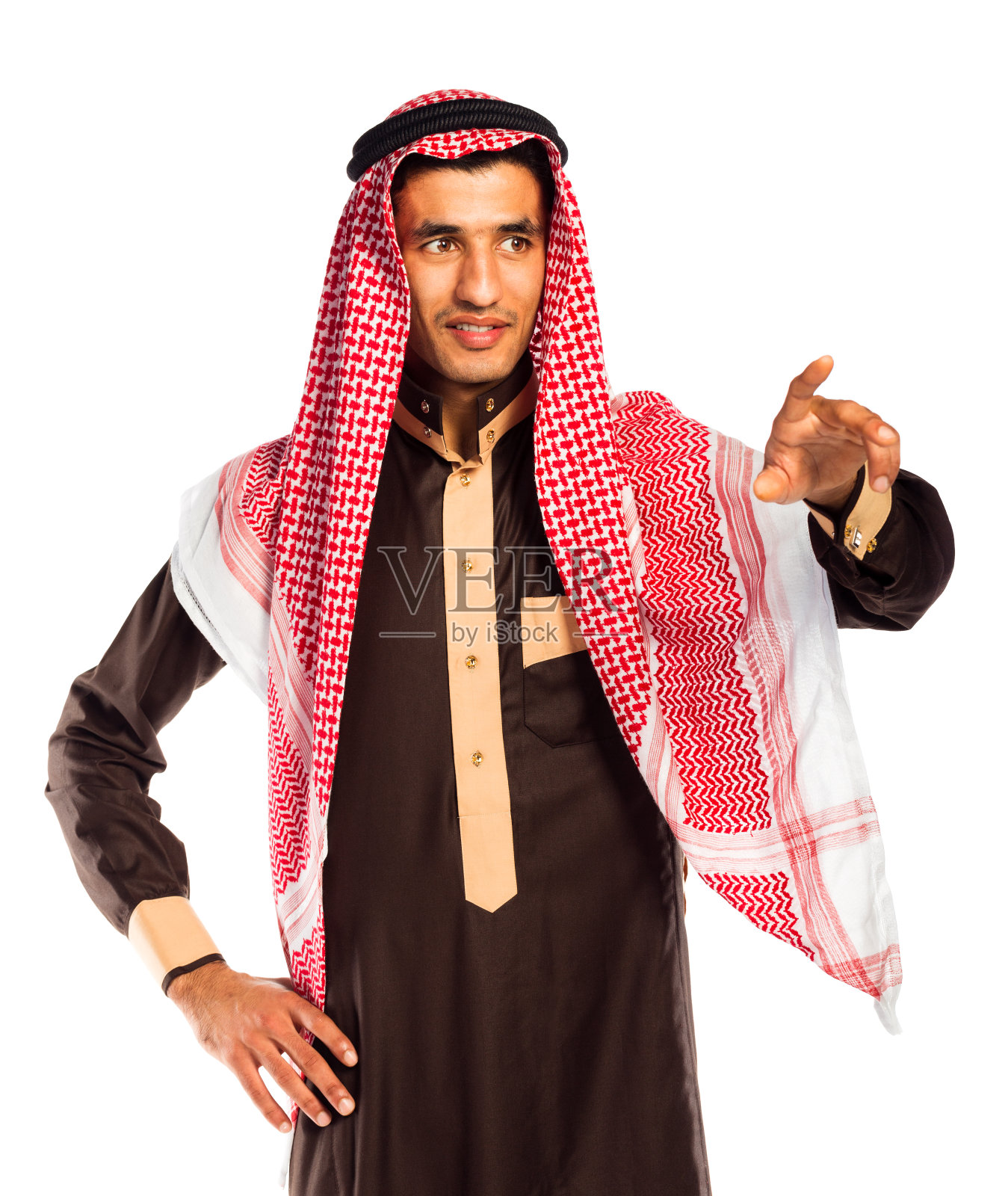 在白色背景上按下虚拟按钮的阿拉伯男人照片摄影图片