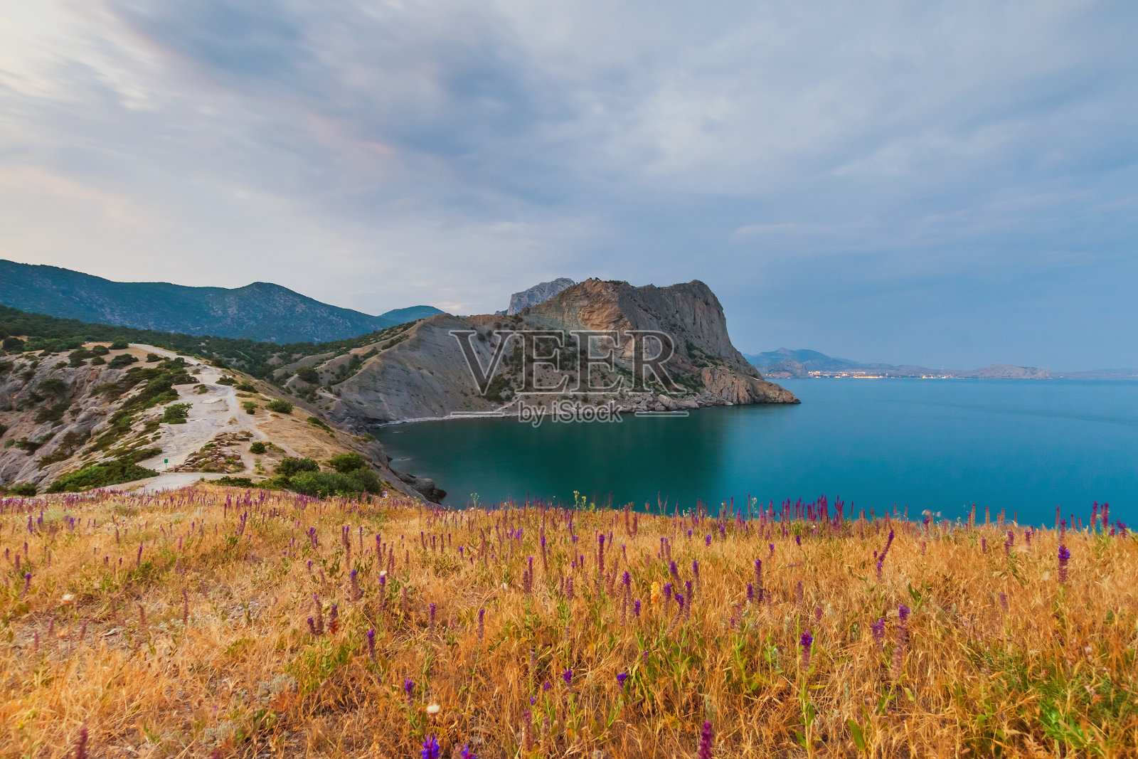 日落在海上和山景照片摄影图片