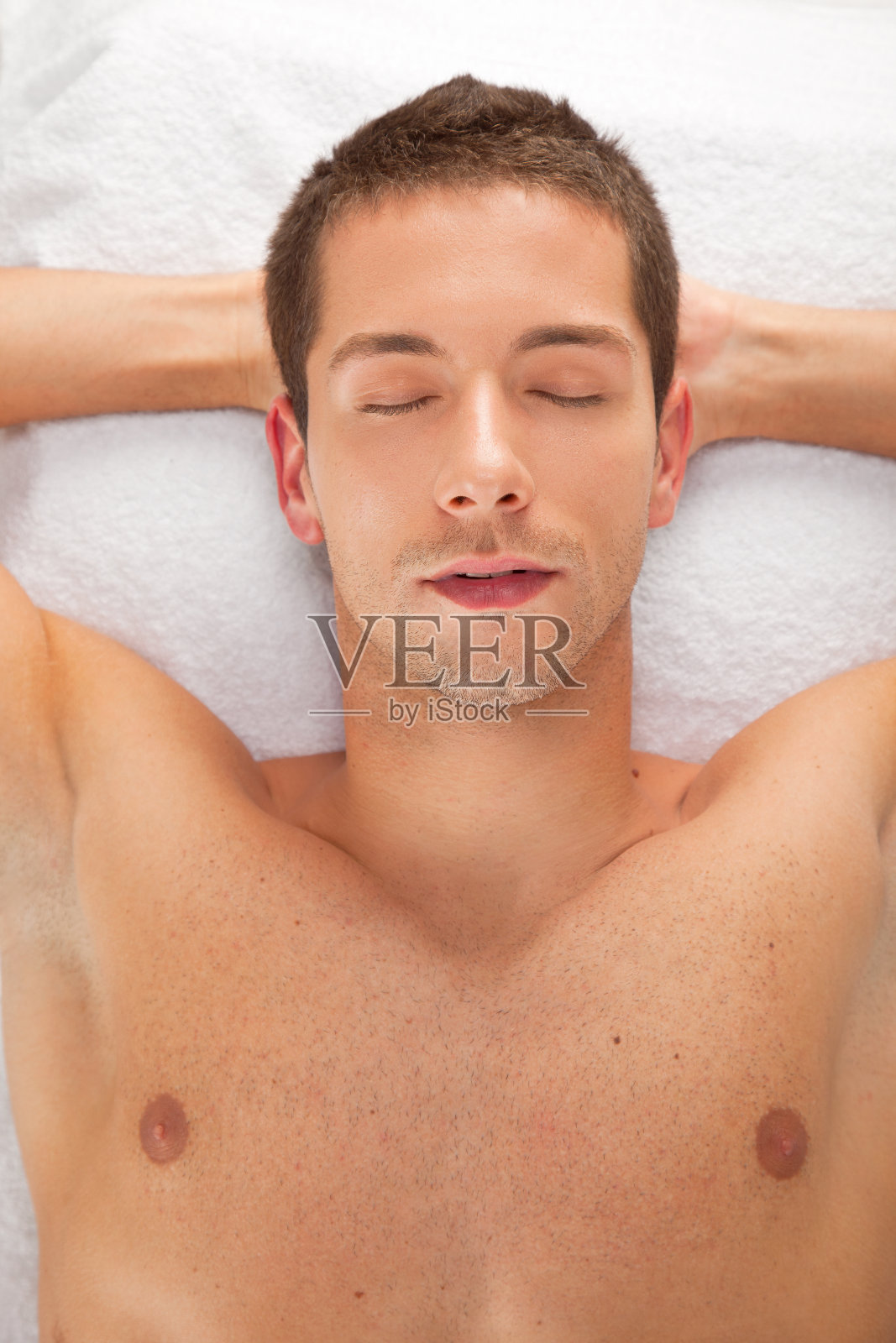 年轻人在按摩后休息照片摄影图片