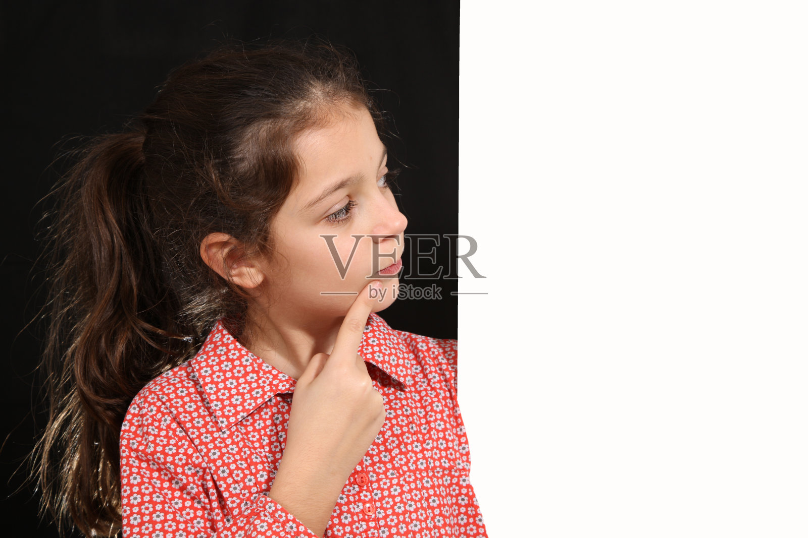 拿着白板的小女孩照片摄影图片