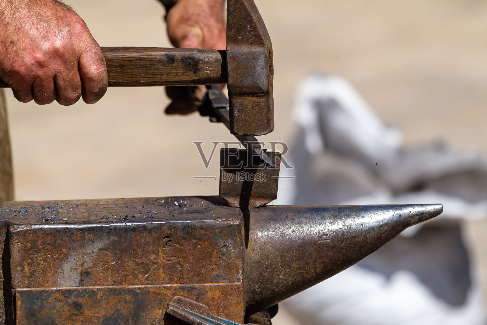 工厂工人的手照片摄影图片