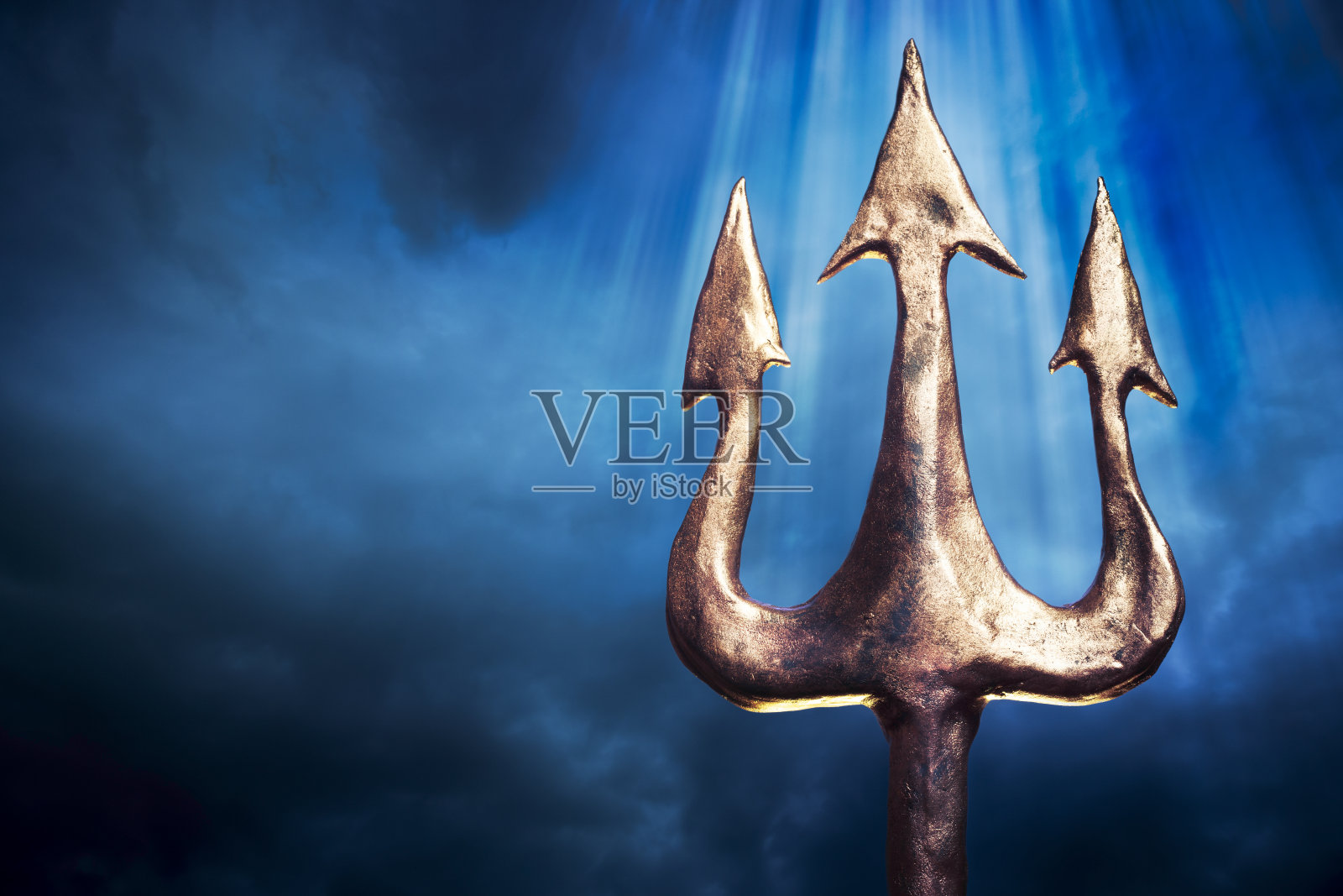 三叉戟在一个戏剧性的背景照片摄影图片