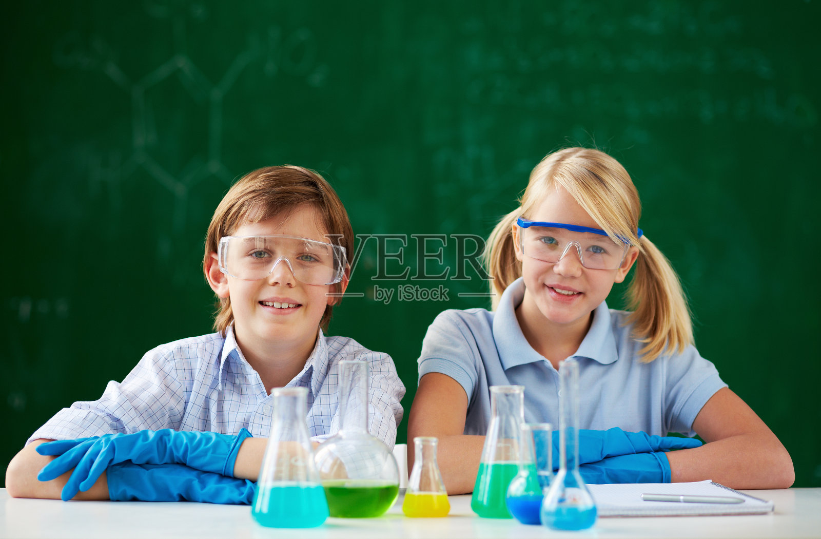 年轻的化学家照片摄影图片