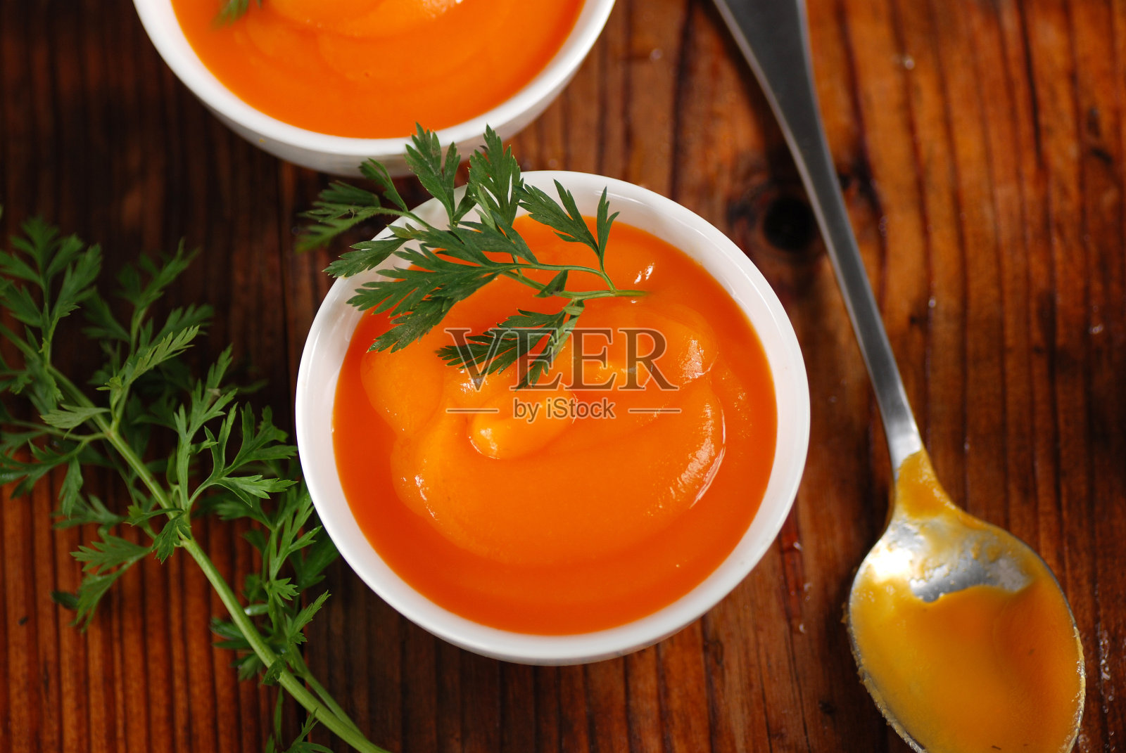 胡萝卜汤在碗里照片摄影图片