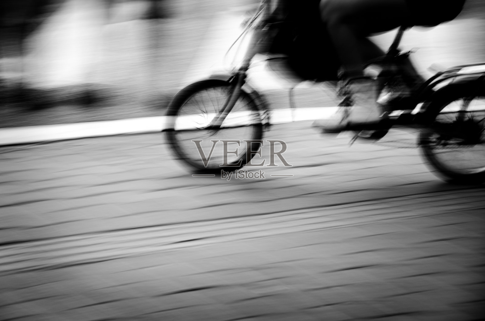 街上的自行车骑手照片摄影图片