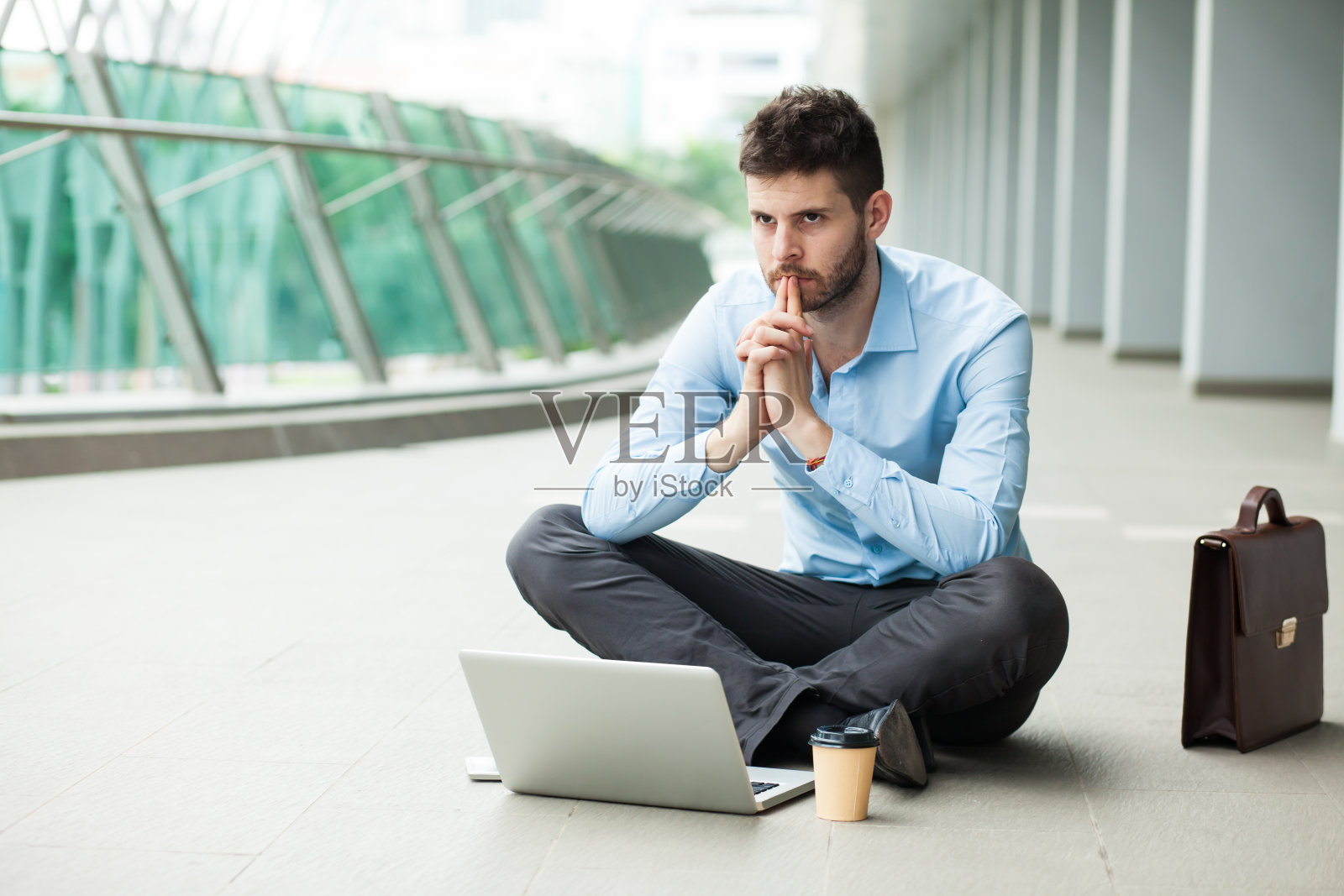 严肃的商人照片摄影图片